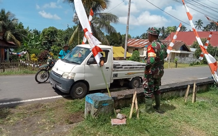 Komandan SSK Satgas TMMD kodim Bitung saat melakukan pengecekan material yang akan di suplai ketitik titik lokasi pekerjaan