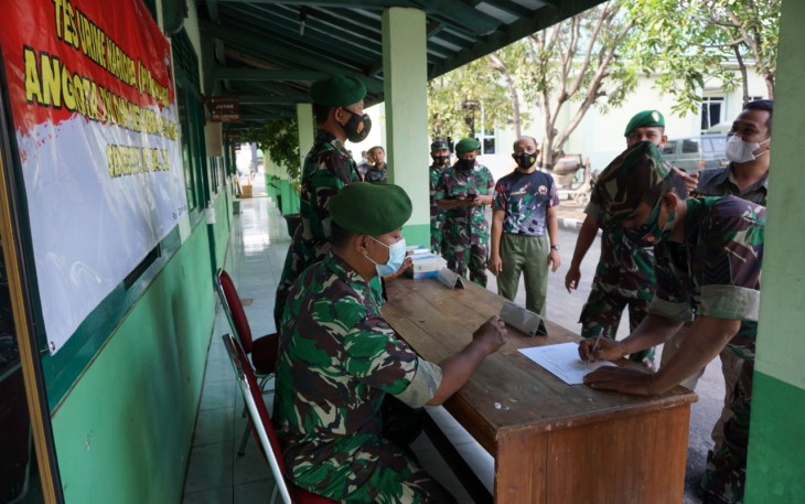 Prajurit TNI Kodim Batang menjalani tes urine dadakan pada Kamis pagi (09/12/2021)