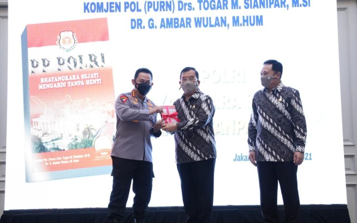 Kapolri Jenderal Listyo Sigit Prabowo menghadiri launching buku Persatuan Purnawirawan (PP) Polri yang berjudul 'Bhayangkari Sejati Mengabdi Tanpa Henti' di Gedung Tri Brata,