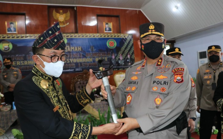 Berdedikasi Lestarikan Kebudayaan, Kapolda Bengkulu Terima Penghargaan dan Pusaka Adat dari BMA Rejang Lebong