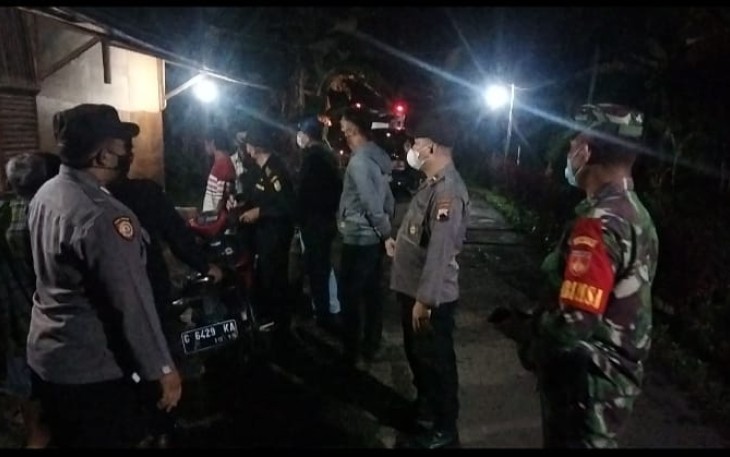 Blue Light Patrol Polsek Pekalongan Selatan dengan Tiga Pilar Kecamatan Pekalongan Selatan, melakukan patroli Himbau Protokol kesehatan 