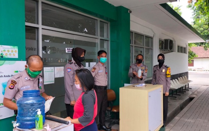 Polsek Leuwimunding Berikan Himbauan Prokes Secara Humanis Kepada Warga Sekaligus Bagikan Masker Gratis