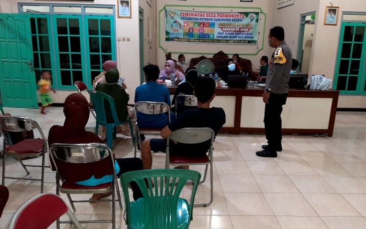 Anggota Polsek Patebon laksanakan monitoring vaksinasi malam di Balaidesa Purwokerto Kecamatan Patebon