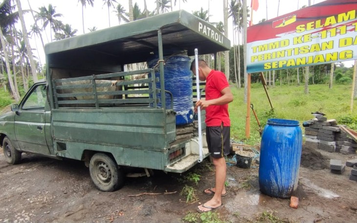 Satgas TMMD dengan suplay kebutuhan air di lokasi pembuatan Tugu Prasasti