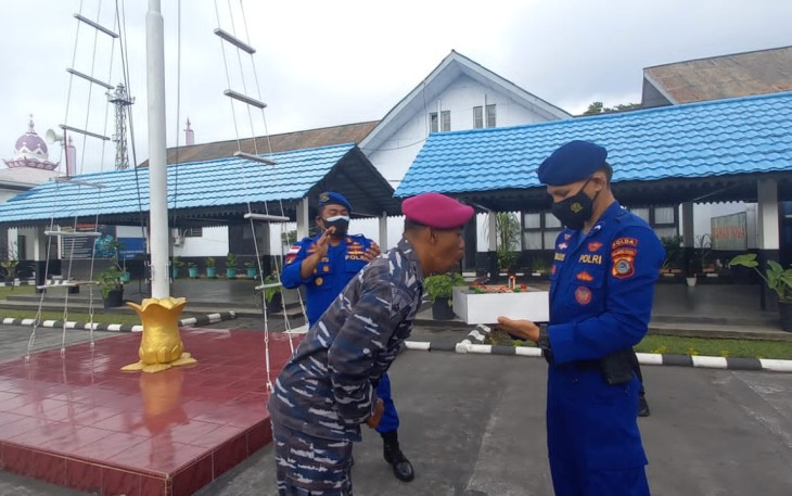 Danyonmarhanlan VIII Bitung Letkol Marinir Anugerah Auliadi Santoso saat meniup lilin kue ulang tahun dari Polairud Polda Sulut