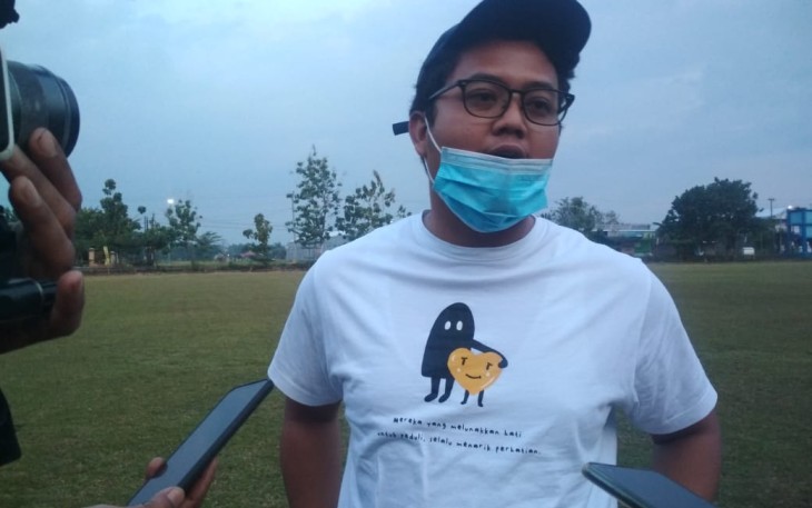 Wakil Ketua Askab PSSI Karanganyar Ilyas Akbar Almadani saat memberikan keterangan kepada wartawan