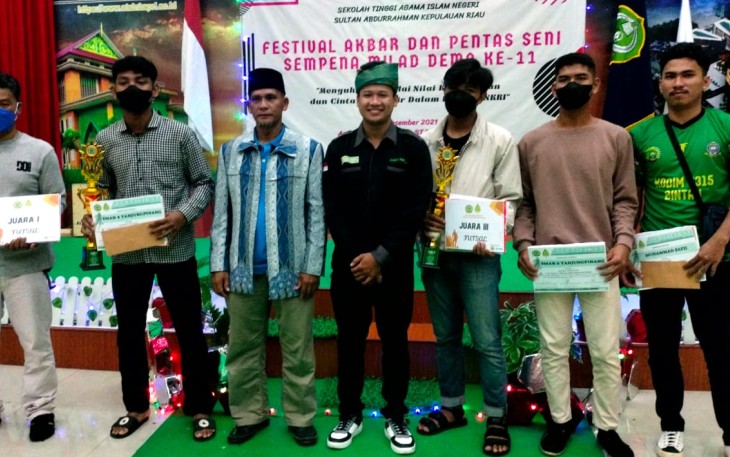 pembagian hadiah berupa piala dan uang pembinaan serta sertifikat penghargaan kepada para pemenang Turnamen FAMS Futsal Cup I 2021 yang dilaksanakan oleh Dewan Mahasiswa STAIN SAR Kepri