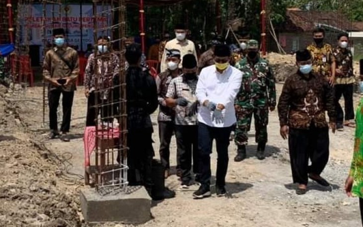 Peletakan batu pertama Pembangunan Gedung Pengajian LDII di Dusun Pencol, Desa Gebyog, Kecamatan Mojogedang, Kabupaten Karanganyar, Jawa Tengah.