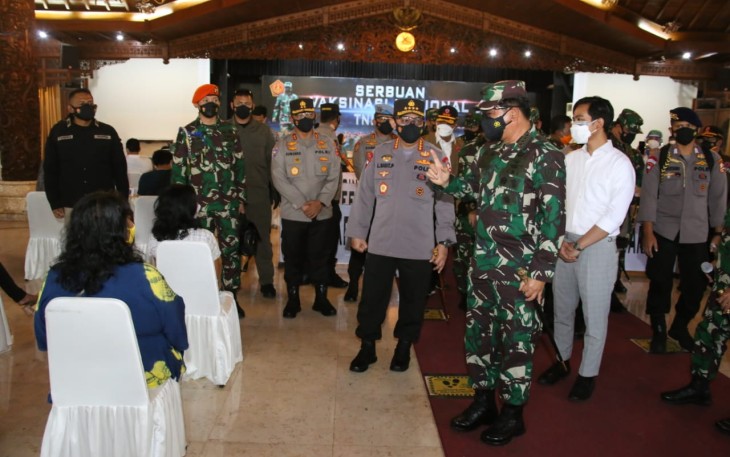 Panglima TNI Marsekal Hadi Tjahjanto bersama Kapolri Jenderal Polisi Listyo Sigit Prabowo