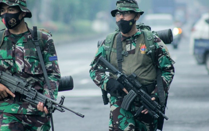 Danyonmarhanlan VIII Bitung Mayor Marinir Wahyu Widodo kanan saat memimpin kegiatan Hanmars