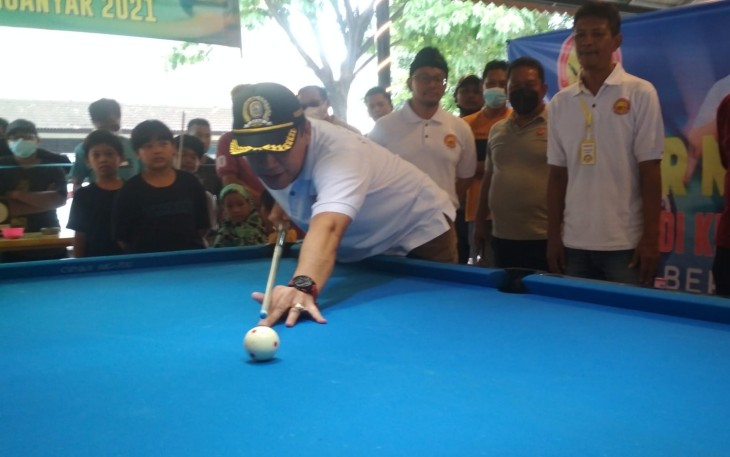 Ketua DPRD Kabupaten Karanganyar Bagus Selo membuka Turnamen Biliar Handicap 4 Plus Peringatan Hari Jadi ke-70 Tahun DPRD Karanganyar.