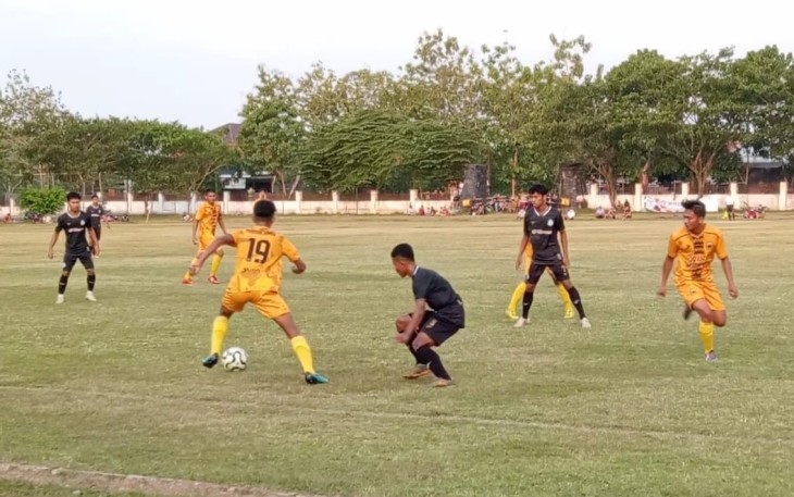 Laga uji coba Persika Karanganyar melawan Persikama Magelang, di Stadion Raden Mas Said, Kabupaten Karanganyar, Jawa Tengah.