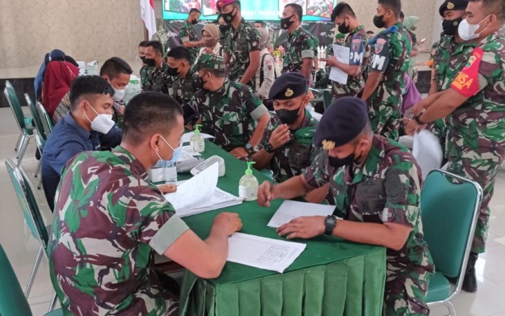 elang Hari Juang TNI Angkatan Darat, perwakilan dari Prajurit Pangkalan Utama TNI Angkatan Laut IV (Lantamal IV) ikut berpartisipasi untuk mendonorkan darahnya yang berlangsung di Gedung Serba Guna Makorem 033/WP Jl. Sei Timun Air Raja