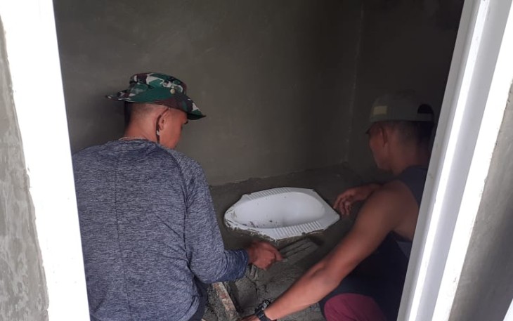 Personil satgas TMMD Kodim 1310/Bitung saat memasang closed mck