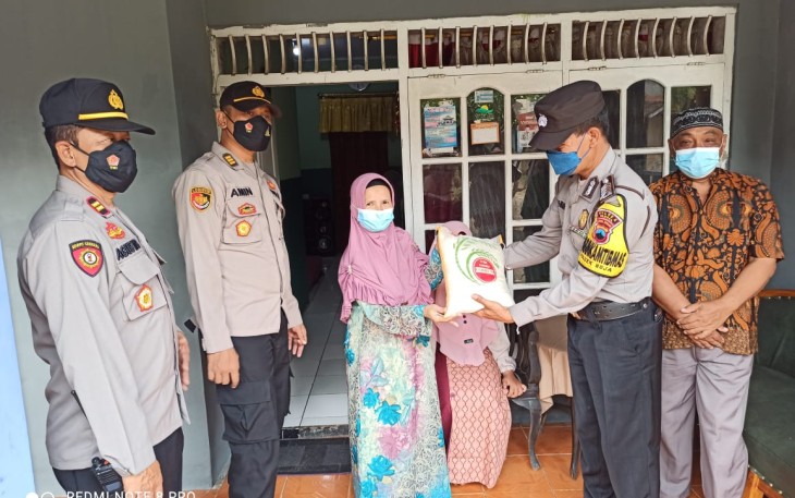 Anggota Polres Kendal dan Jajaran Polsek Boja berikan bantuan kepada Keluarga Anggota Polres Kendal yang meninggal akibat covid