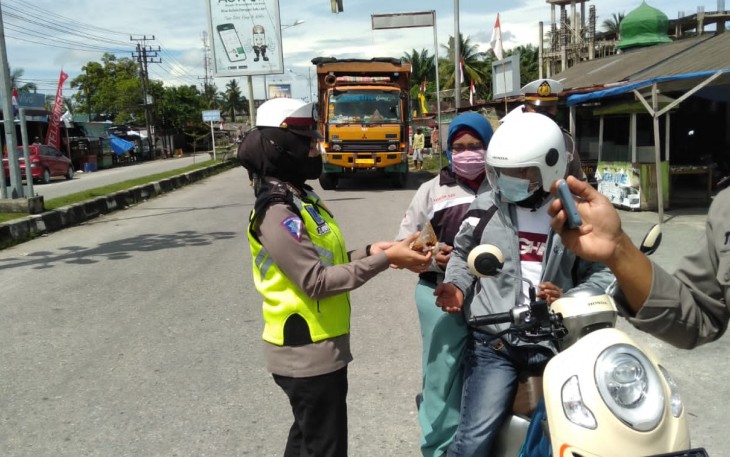 Pihak Satlantas Polres Aceh Singkil, saat melaksanakan kegiatan Bhakti sosial, Polantas Jum'at Barokah.
