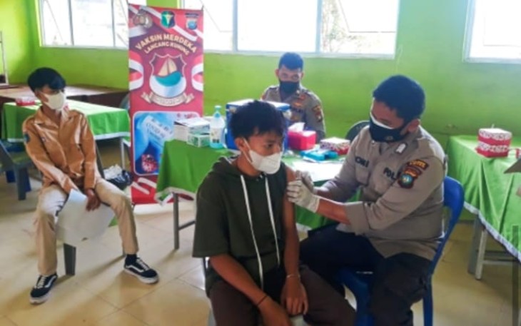  Polres Bintan laksanakan kegiatan Gerai Vaksin Merdeka Lancang Kuning Dosis II di SMP Negeri 3 Bintan