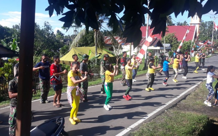Foto Satgas TMMD saat senam Zumba Bersama Warga