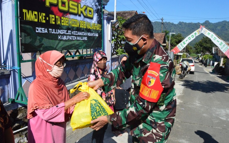 Dandim Berikan Sembako Kepada Warga di Lokasi TMMD