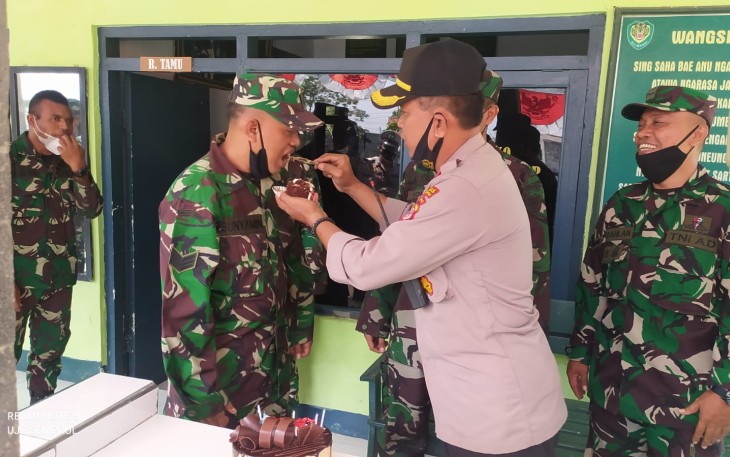 Kapolsek Kadipaten Datangi Koramil Beri Kejutan dan Ucapkan HUT TNI Ke 76