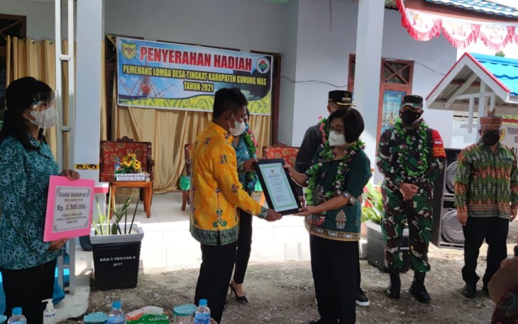 Dandim dan Bupati Gumas Serahkan Hadiah Lomba Desa Merdeka Covid-19