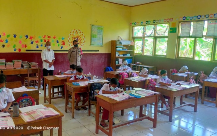 Kapolsek Garut Laksanakan Monitoring 'Prokes' Pembelajaran Tatap Muka Terbatas di SDN 2 Depok