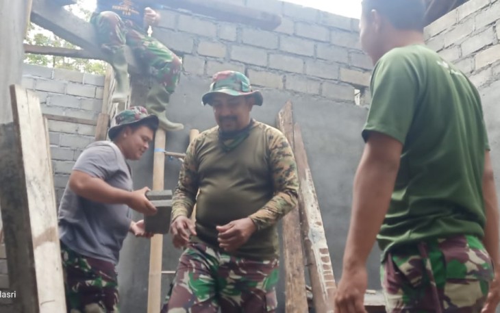 Senda Gurau Sesama para Satgas TMMD  di Lokasi RTLH 