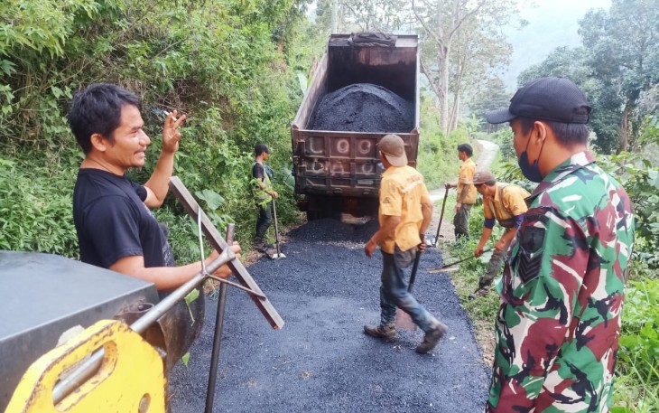 Pengerjaan Aspal Hotmix Mulai di Gelar di Rabat Jalan Desa Tulungrejo
