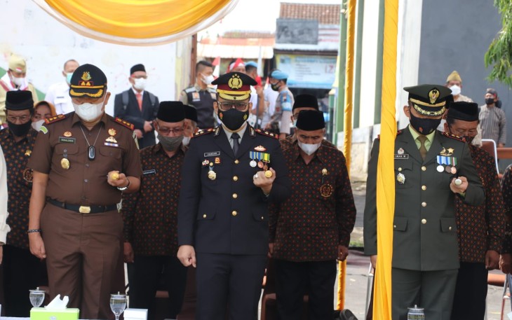 Kapolres Kendal hadiri upacara dalam rangka memperingati hari pahlawan ke 76 tahun 2021di lapangan Bebengan Boja, Rabu 10/11/2021