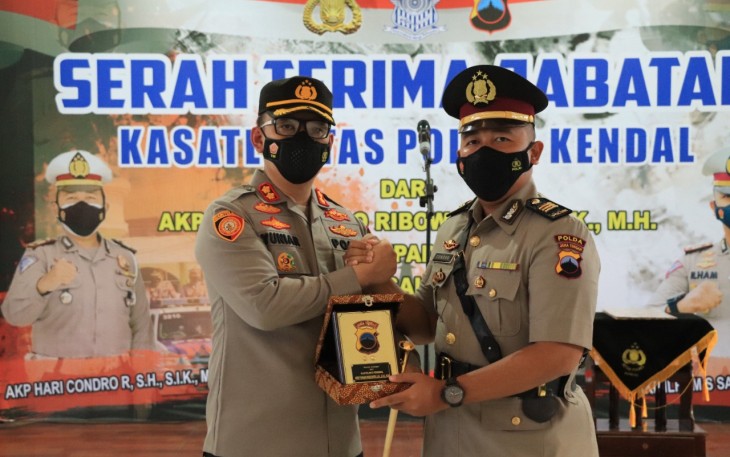 Kapolres Kendal menyerahkan cidera mata kepada Kasatlantas Polres Kendal yang lama saat Sertijab di Aula Mapolres Kendal, Jum' at 12/11/2021