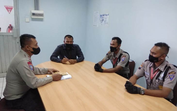 Personel Satuan Pembinaan Masyarakat (Satbinmas) Polres Kendal menyambangi petugas keamanan (Satpam) PT.APF (Asia Pasific Fiber)