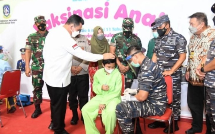 Gubernur Kepulauan Riau (Kepri) H.Ansar Ahmad,SE.MM  didampingi Forum Koordinasi Pimpinan Daerah (Forkopimda) Kepri melakukan peluncuran (Launching) vaksinasi anak usia 6 – 11 tahun secara serentak untuk seluruh Provinsi Kepri