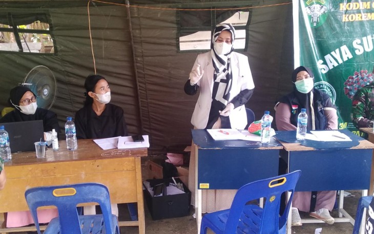 Kepala Puskesmas Singkil, dr Hj Nur Asiah Sofyan, saat memberikan pemaparan dalam kegiatan vaksinasi
