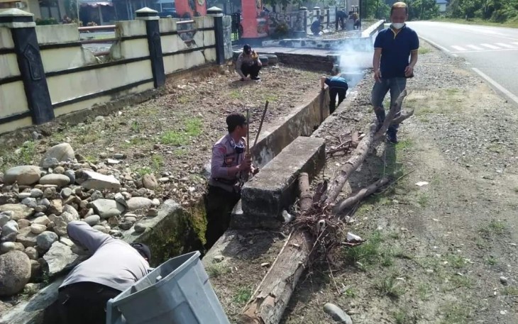 Polsek Tanjung Kemuning Gotong Royong Dengan Warga Jaga Kebersihan