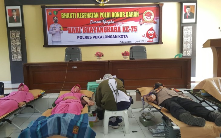 Polres Pekalongan Kota menggelar donor darah dalam rangka menyambut Hari Bhayangkara ke-75 tahun 2021. Kegiatan donor darah dilaksanakan di Aula Mapolres Pekalongan Kota, Rabu (23/6/2021).