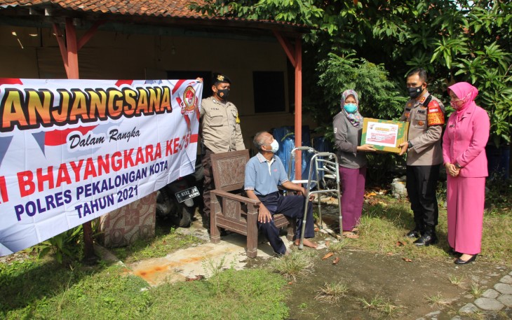 Polres Pekalongan Kota melaksanakan kegiatan anjangsana, Jum'at (25/6/2021). Kegiatan dilaksanakan dengan mengunjungi sejumlah anggota yang mengalami sakit.