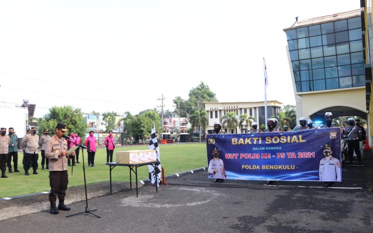 Polda Bengkulu Bagikan Sembako