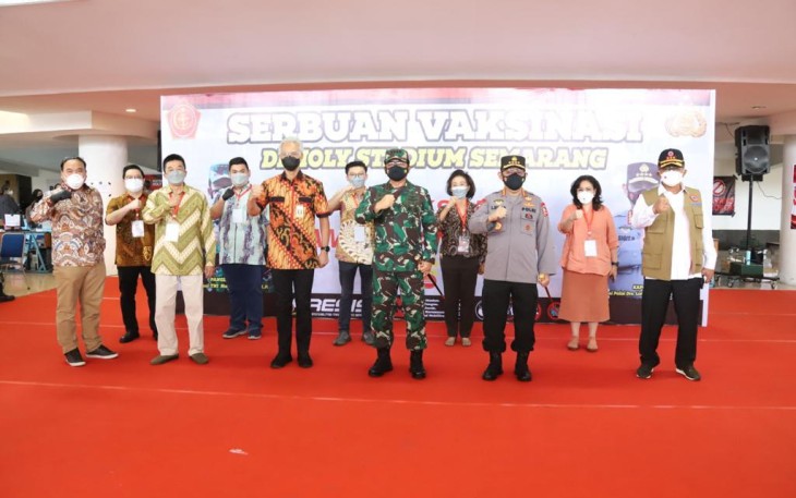 Panglima TNI Marsekal TNI Hadi Tjahjanto dan Kapolri Jenderal Polisi Listyo Sigit Prabowo, foto bersama Gubernur Jateng Ganjar Pranowo ,Kapolda Jateng Irjen Pol Ahmad Luthfi foto bersama saat laksanakan kunjungan kerja di wilayah Kota Semarang  Jumat (16/7/2021).