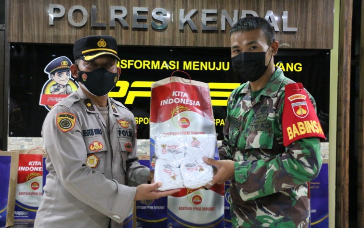 Kegiatan Pelepasan Distribusi Bansos secara Serentak di Polres Kendal Tahun 2021. Jum'at (16/07/2021) bertempat di Lobby Polres Kendal.