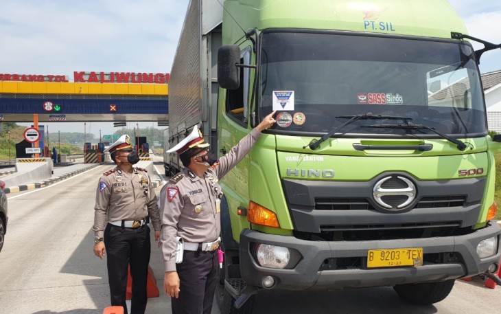 Tim gabungan TNI Polri, Satpol PP, dan Dinas Perhubungan Kabupaten Kendal terus melakukan penyekatan khususnya di pintu exit tol Weleri dan exit tol Kaliwungu, Minggu (18/7).