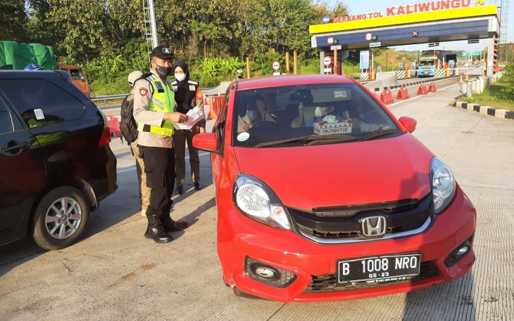 Tim gabungan TNI Polri dan Satpol PP kabupaten Kendal memutar balikkan ratusan kendaraan bermotor seperti mobil pribadi, truk dan bus dari arah Jakarta di Exit Tol Kaliwungu pada pelaksanaan penutupan exit tol hari Ketiga, Minggu (18/7/2021).
