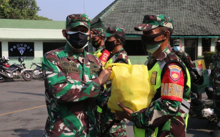 Dandim Pati secara simbolis menyerahkan bantuan bahan pangan