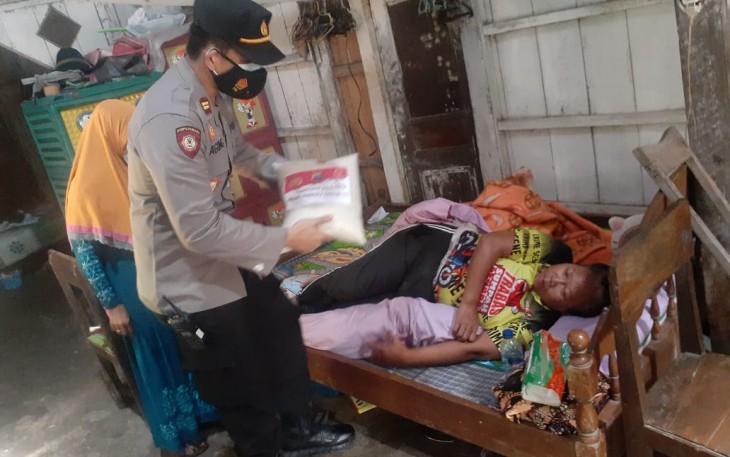 Kapolsek Cepiring Iptu Agung Setio Nugroho beserta personel Polsek Cepiring melaksanakan kegiatan bansos untuk meringankan masyarakat yang terdampak Covid-19 di desa Cepiring, Kamis, 22 Juli 2021.