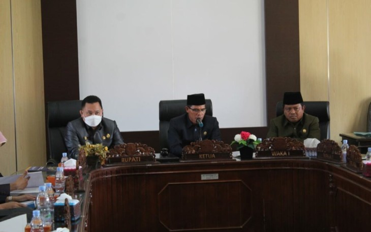 Wakil Bupati Hadiri rapat Paripurna Dengan Agenda Pandangan Akhir Fraksi-Fraksi Dprd Kabupaten Bengkulu Tengah