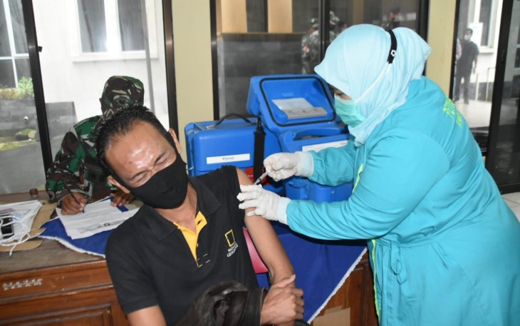 Meringis, begini ekspresi peserta vaksin
