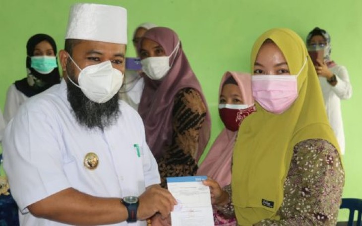 Perhatikan Ketahanan Pangan, Walikota Helmi Salurkan Bantuan DAKNF ke Petani