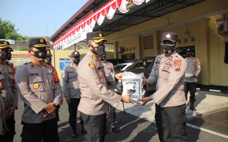 Tokoh Karismarik Habib Lutfhi bin Ali bin Yahya bersama Kapolres Pekalongan kota telah membagikan paket bansos untuk masyarakat dan anggota Polres terdampak COVID-19.