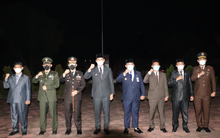 Kapolres Kendal bersama Forkopimda Kabupaten Kendal melaksanakan Apel Kehormatan dan Renungan Suci di Taman Makam Pahlawan, Senin malam (16/08/2021) 