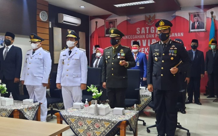 Kapolres Pekalongan Kota AKBP M Irwan Susanto, S.I.K., SH, MH, bersama Forkopimda Kota Pekalongan melaksanakan upacara detik-detik proklamasi secara virtual di ruang Kresna kita Pekalongan, Selasa (17/8/2021) 