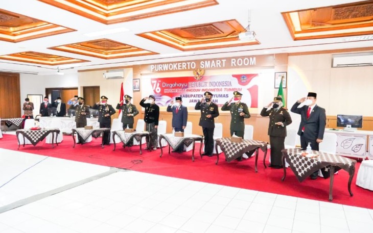 Komandan Korem 071/Wijayakusuma, Kolonel Inf Dwi Lagan Safrudin, S.I.P., memimpin Apel Kehormatan dan Renungan Suci (AKRS) dalam rangka memperingati Hari Proklamasi Kemerdekaan Republik Indonesia Ke-76, Senin (16/8/2021) di Taman Makam Pahlawan (TMP) Tanjung Nirwana Purwokerto, Banyumas.